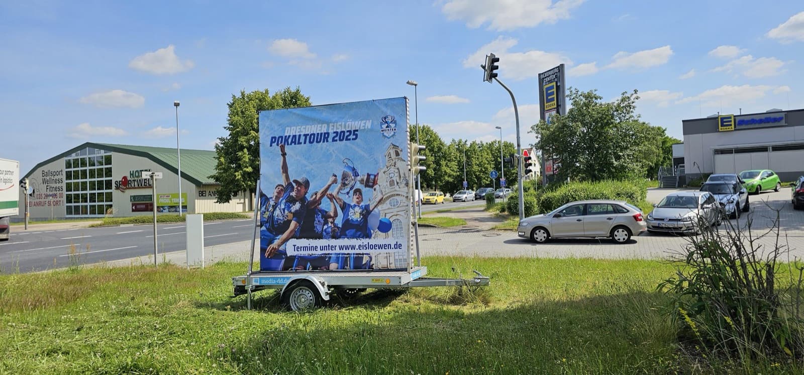 Werbeanhänger der Dresdner Eislöwen an einer Straßenkreuzung in Radeberg